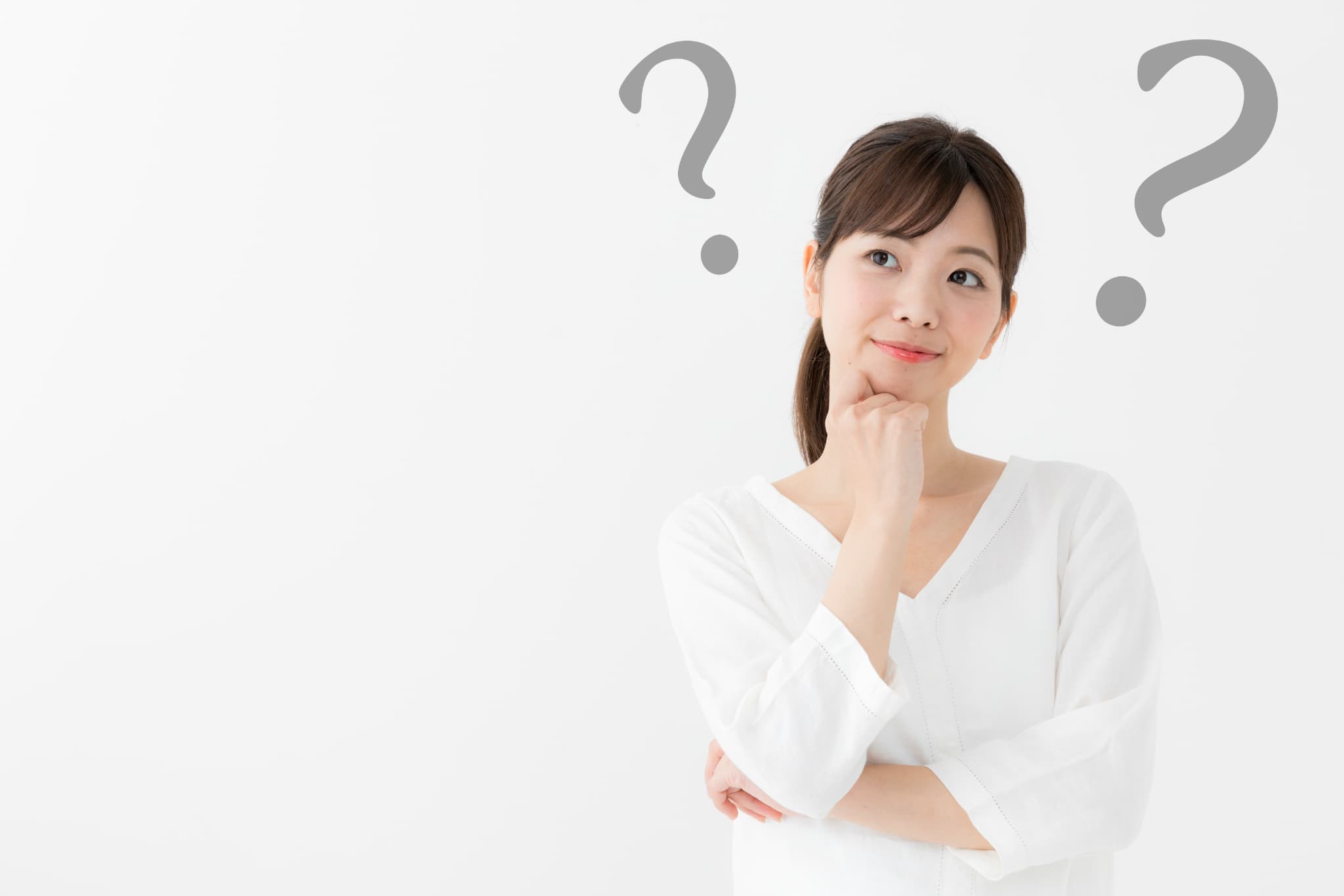 セラミックの歯の寿命が短くなる原因を考える女性