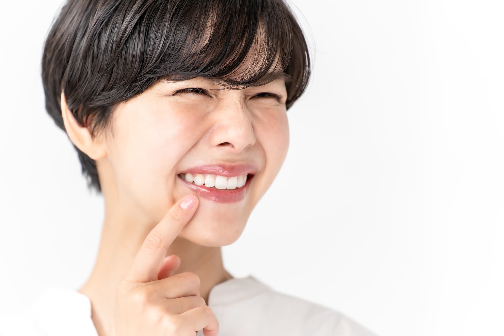 セラミックの歯の治療を受け満足した笑顔の女性