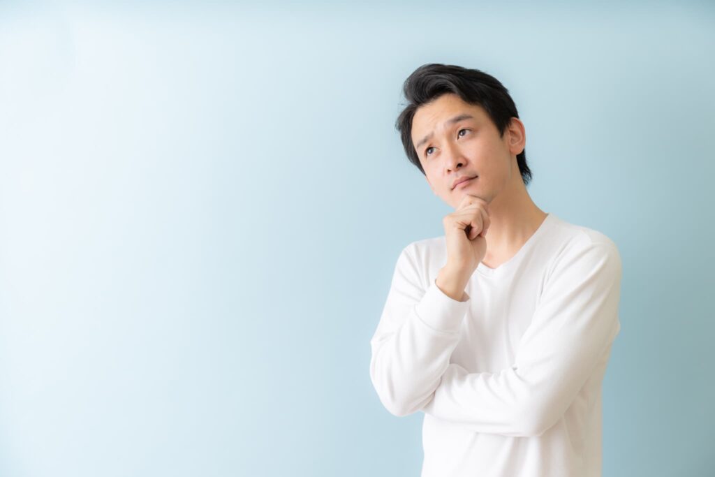 インプラント治療で歯がない期間はどのように対処するのか考える男性