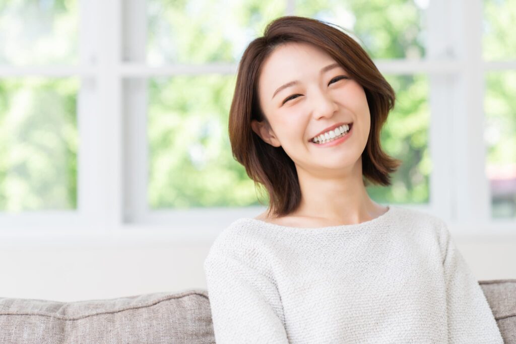 インプラント治療を終えて笑顔を見せれるようになった女性