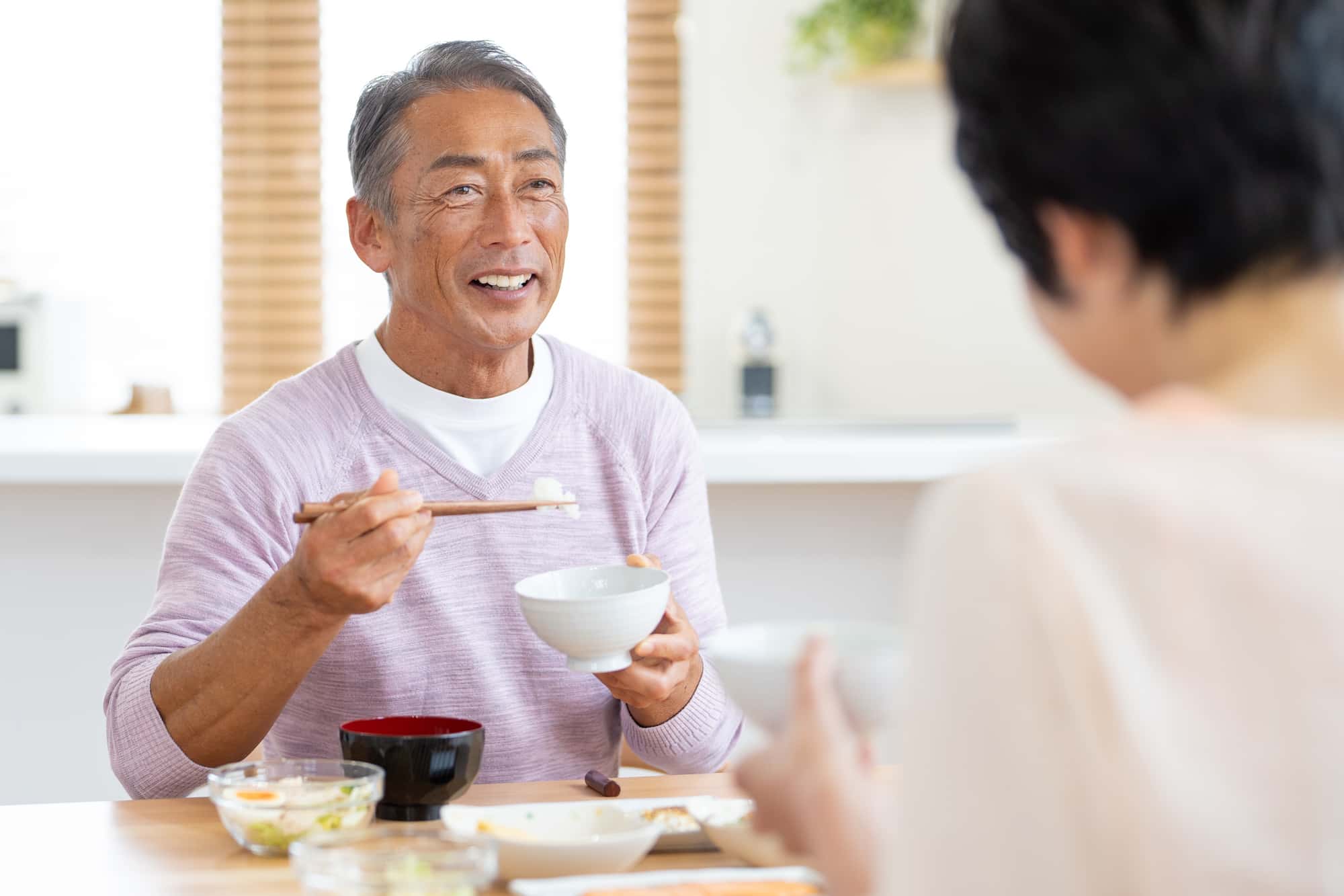 インプラント治療をして快適に食事を楽しむ男性