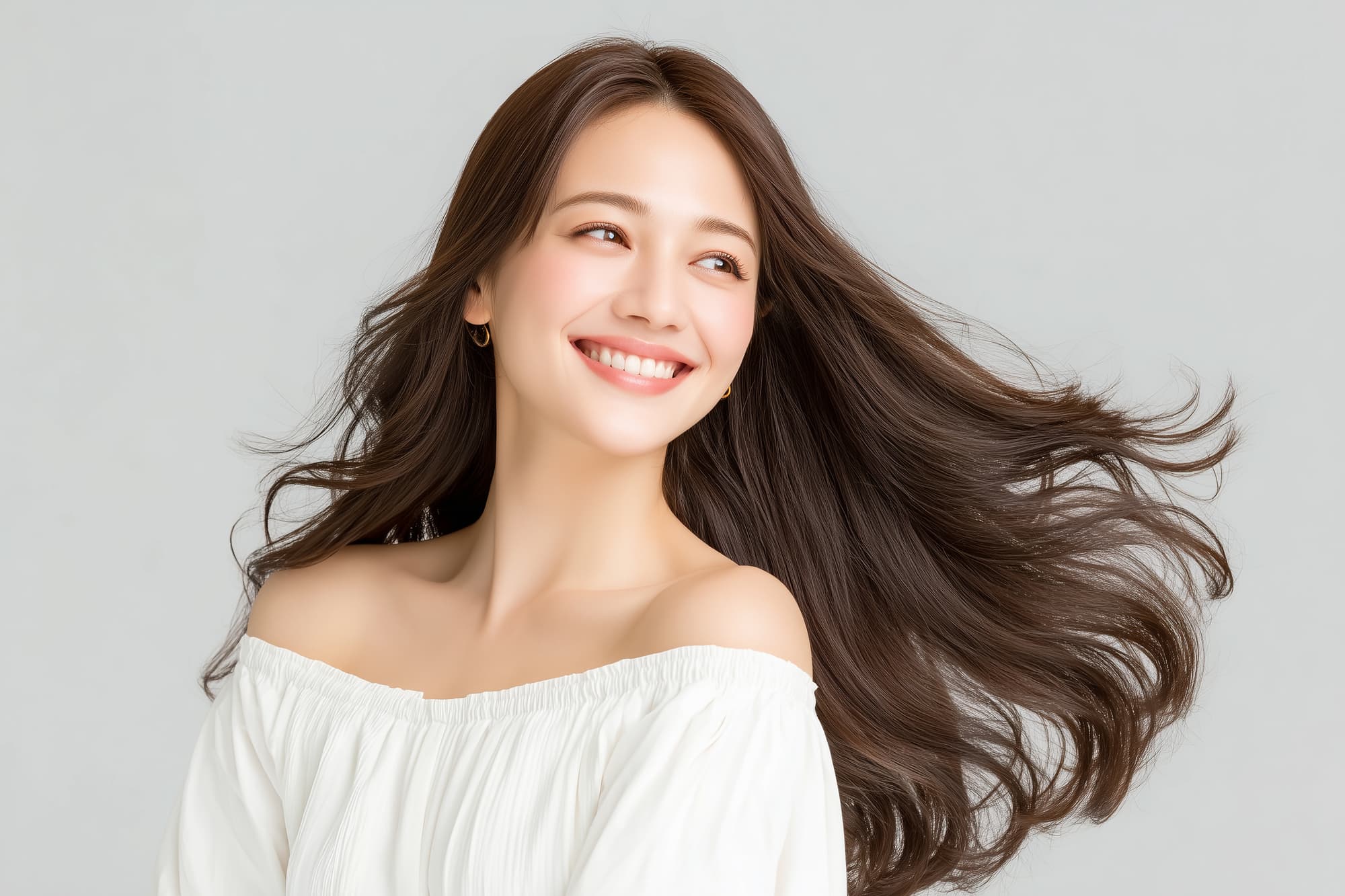 適切な念手ナンスでセラミックの歯を保つ笑顔の女性
