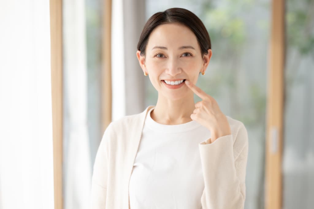 前歯のインプラント治療を終え満足な笑顔の女性