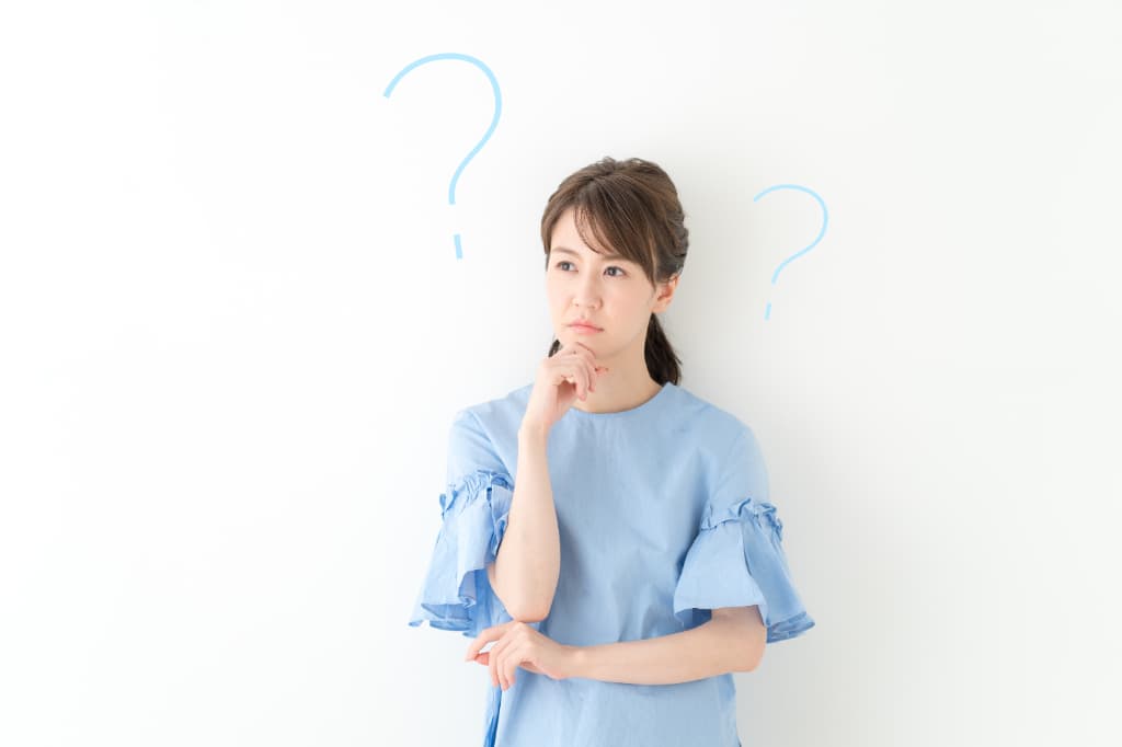 前歯のインプラント治療が難しいといわれる理由を考える女性