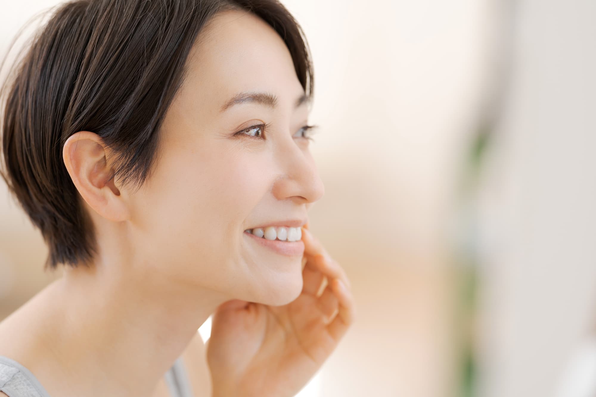 セラミックにした前歯を見て嬉しそうな女性