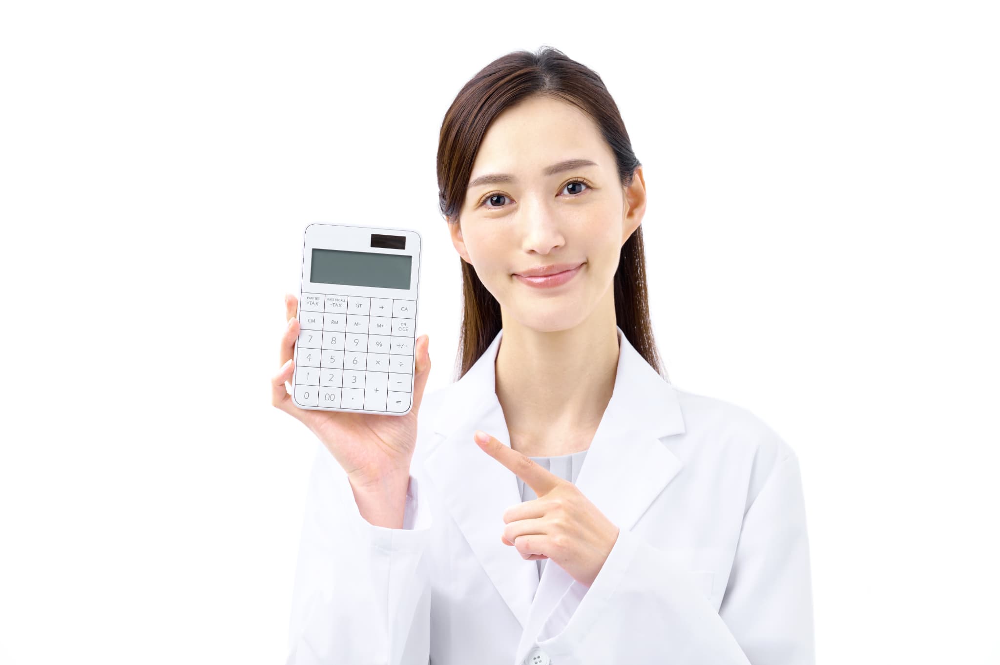 セラミック治療の費用相場を示す歯科医師