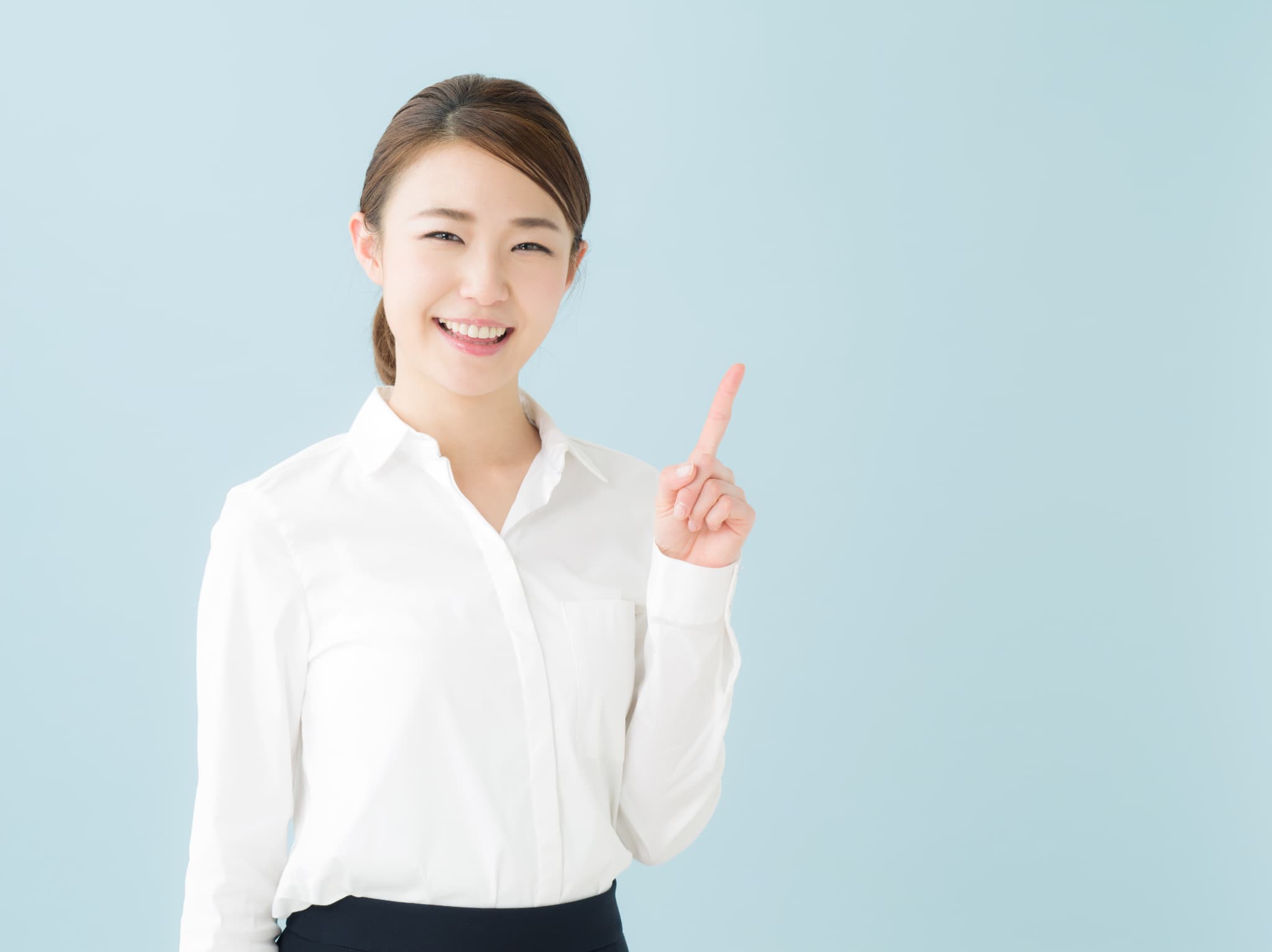 セラミック治療の費用を抑えるコツを確認する女性