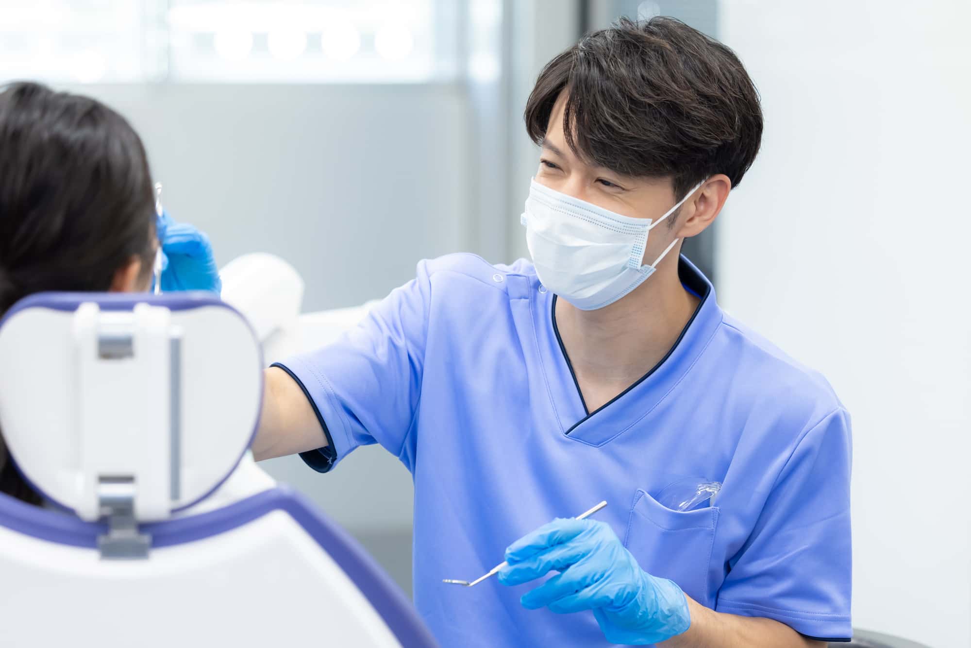 セラミックの歯が取れて歯科医に診てもらうイメージ