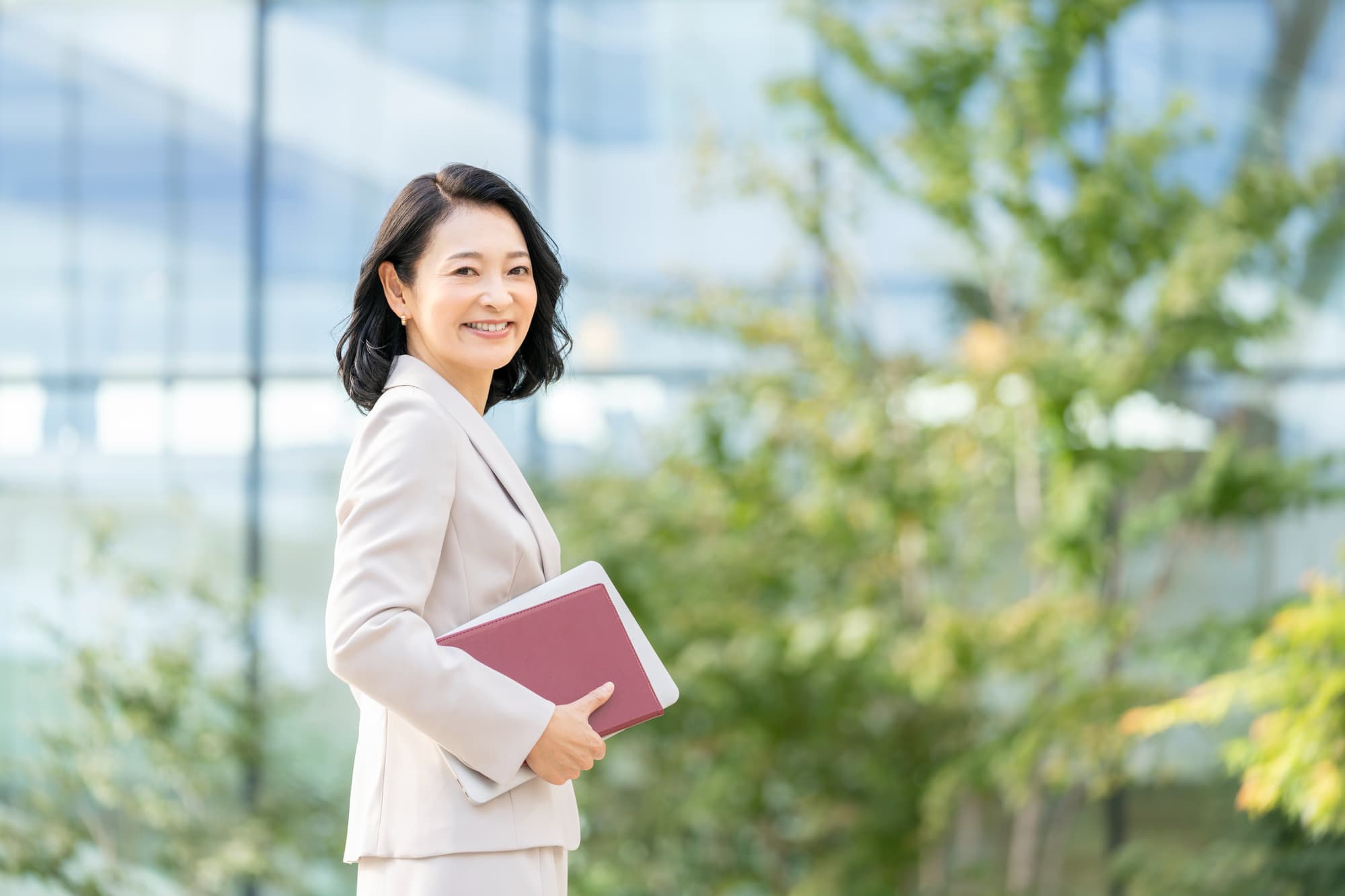 取れたセラミックの歯を治療して笑顔の女性